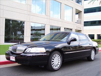 Sedan - Lincoln Town Car L