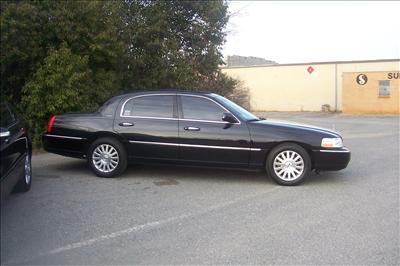 Sedan - Lincoln Town Car